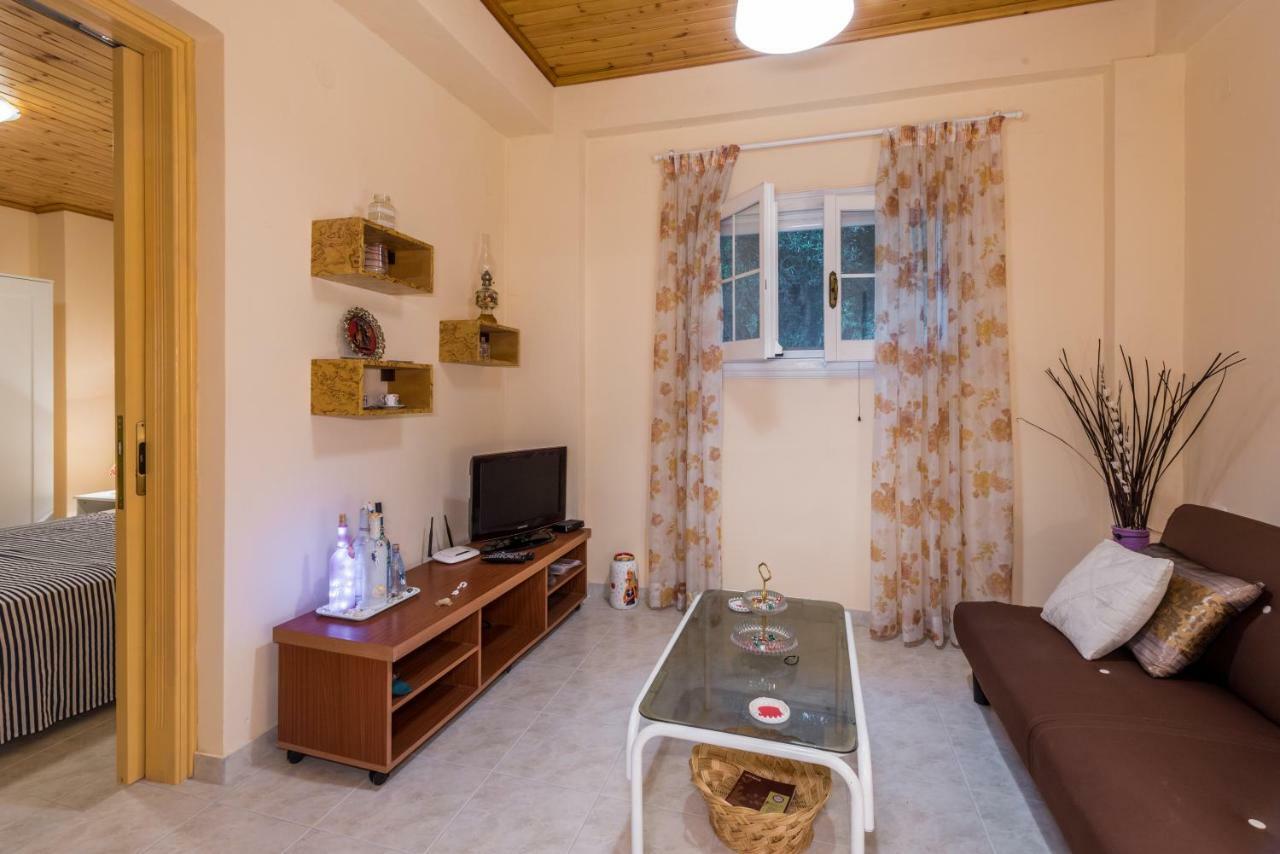 Family Holiday Apartment With Garden & Bbq Velonádes Eksteriør bilde