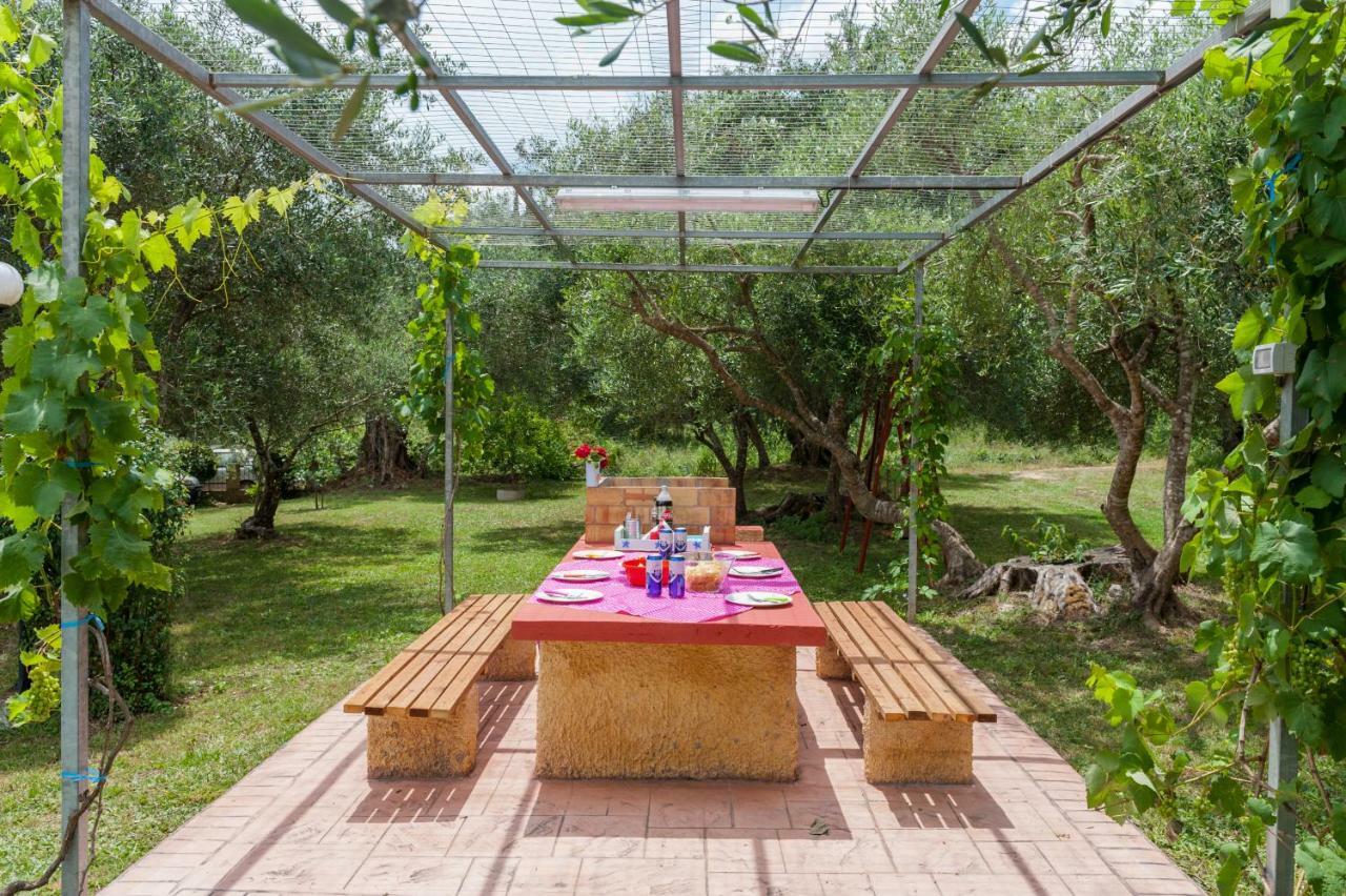 Family Holiday Apartment With Garden & Bbq Velonádes Eksteriør bilde